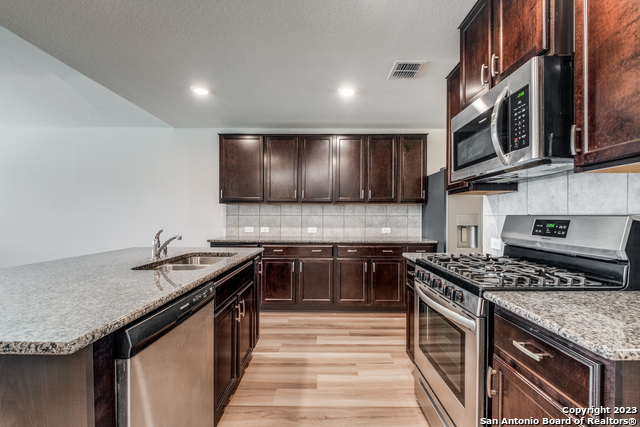 8927 Taylor Grv Property Photo 5