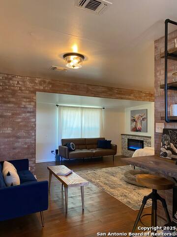 413 9th Property Photo 3