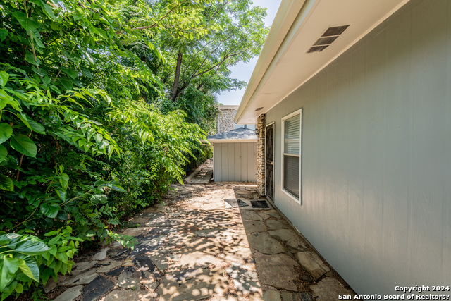 423 E Dewey Pl Property Photo 3