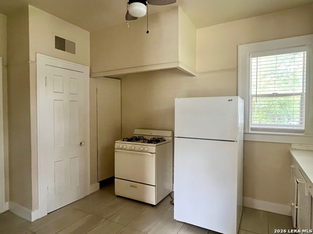 424 E Ashby Property Photo 8