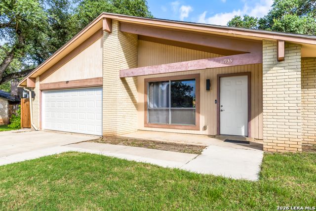 11935 Briarpath St Property Photo 9