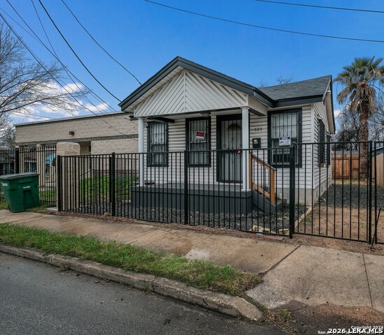 325 S Hackberry St Property Photo 2