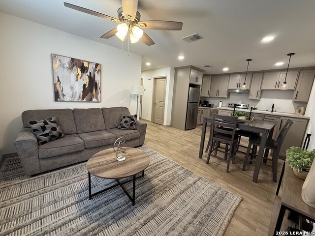 2873 Del Rio Boulevard Property Photo 2