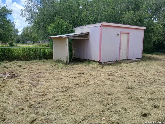 802 County Line Rd Property Photo 3
