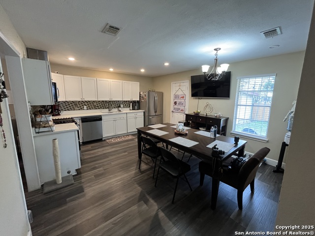 433 Dora St Property Photo 6