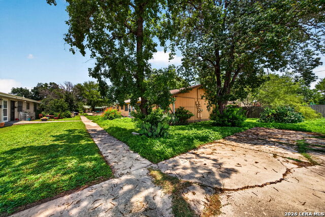208 Bexar Dr Property Photo 3