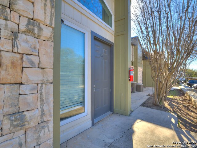 100 Lorenz Rd Property Photo 3