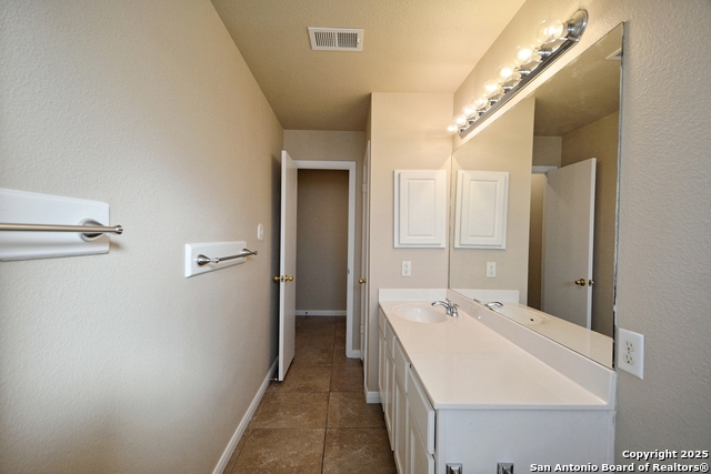 2119 Hidden Mdw Property Photo 18