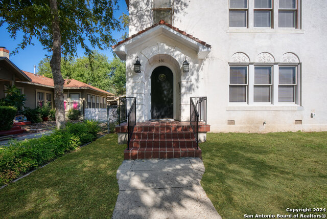 331 W Elsmere Pl Property Photo 2