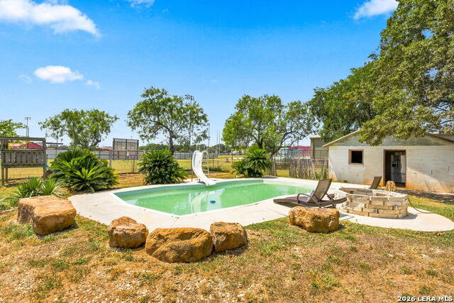 208 S State Highway 16 Property Photo 28