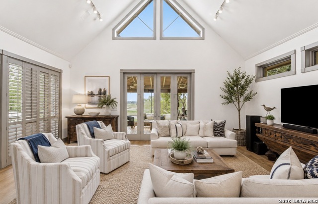 745 Lookout Property Photo 8