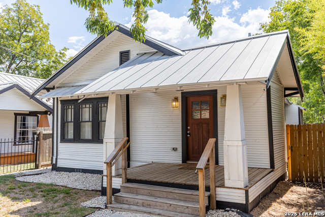 1010 Burnet St Property Photo 2