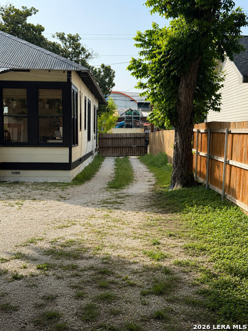 843 Cross St Property Photo 3