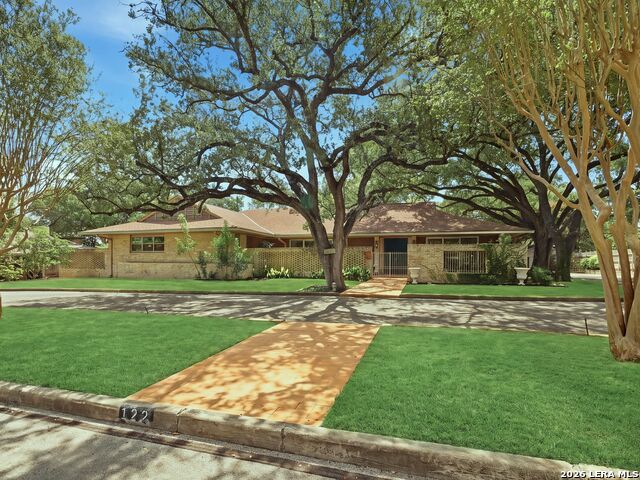 122 Laburnum Dr Property Photo 2