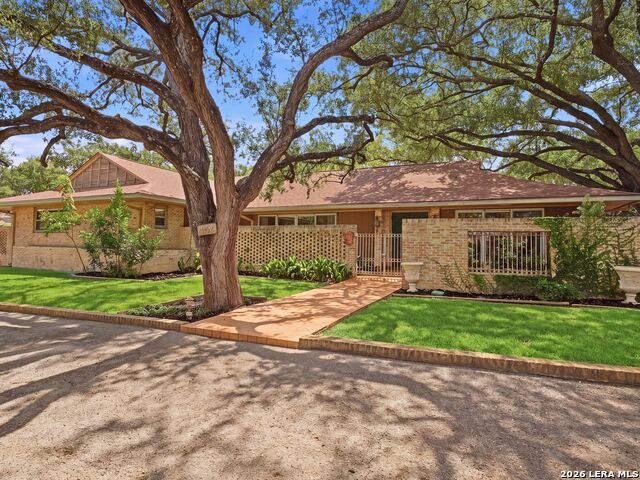 122 Laburnum Dr Property Photo 3