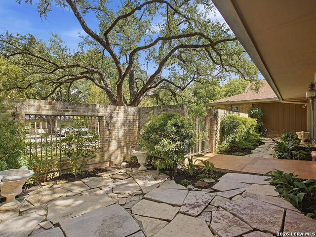 122 Laburnum Dr Property Photo 4