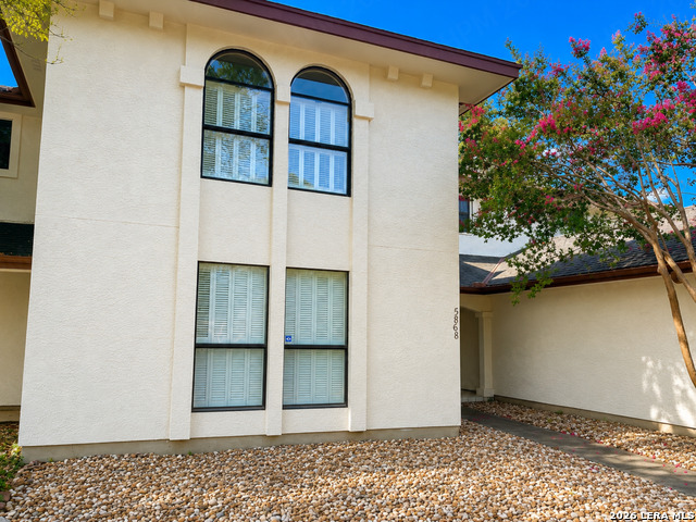 5868 Royal Ridge Dr Property Photo 3