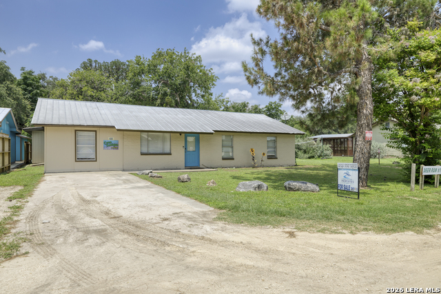 100 Pineview Property Photo 2