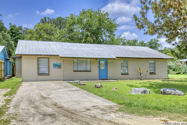 100 Pineview Property Photo 3