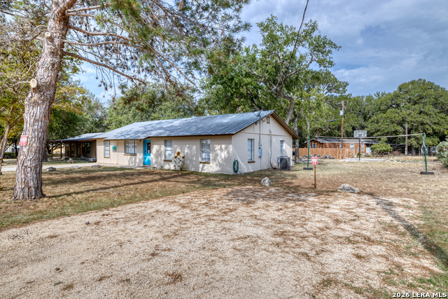 100 Pineview Property Photo 4