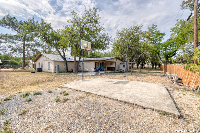 100 Pineview Property Photo 5