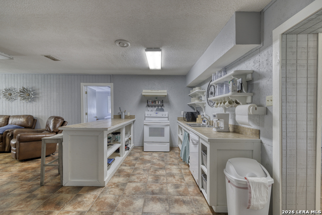100 Pineview Property Photo 7