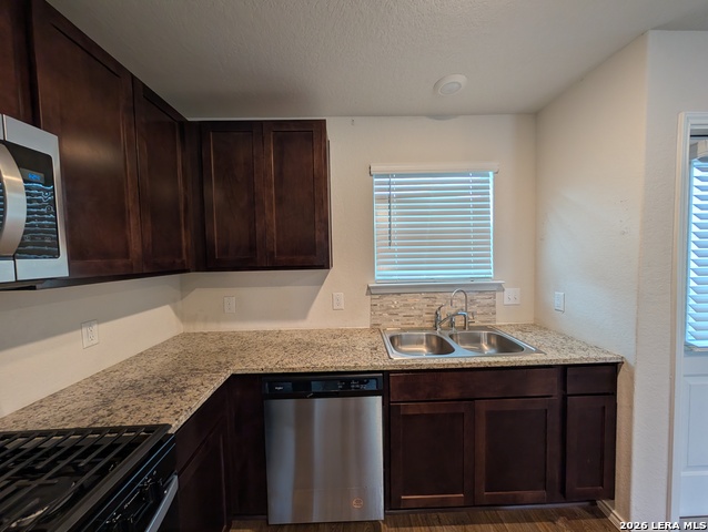 913 Andean Emerald Property Photo 7