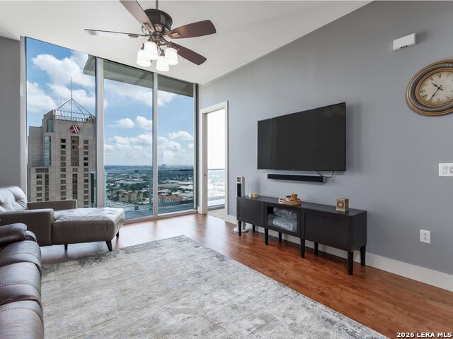610 E Market St Property Photo 5
