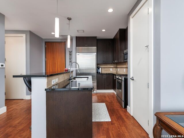 610 E Market St Property Photo 7