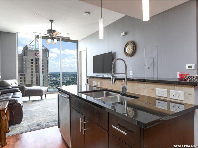 610 E Market St Property Photo 9
