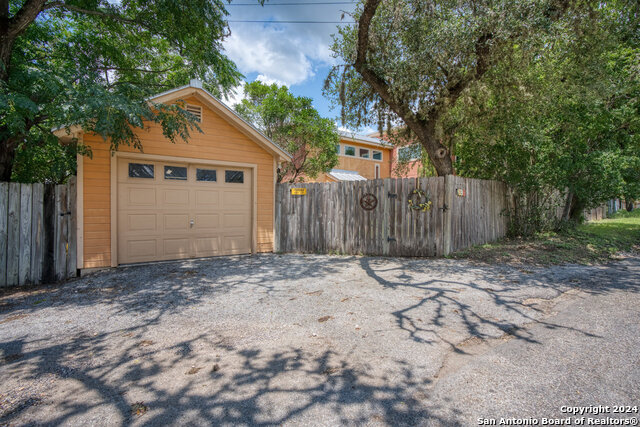 696 Faurie Rd Property Photo 5