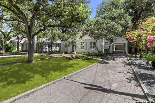 216 Tuxedo Ave Property Photo 6