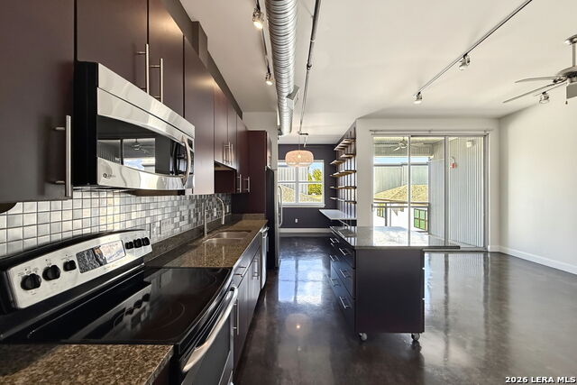 831 S Flores Street Property Photo 7