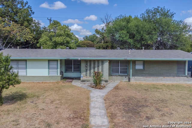 131 Brettonwood Dr Property Photo 3
