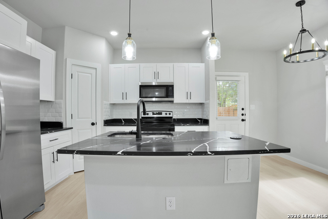525 Dakota Property Photo 6