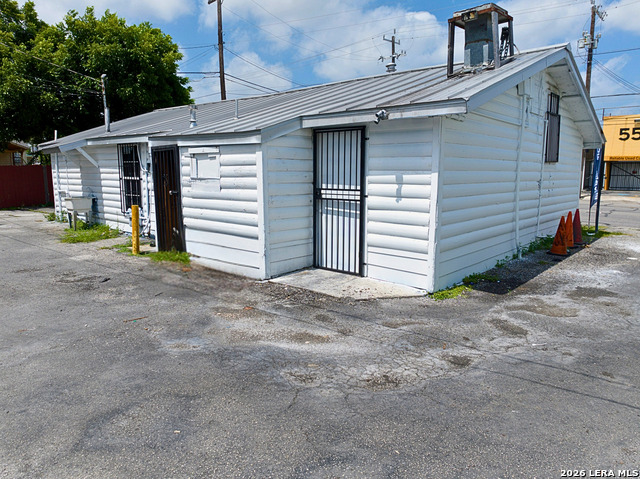 298 El Monte Blvd Property Photo 4