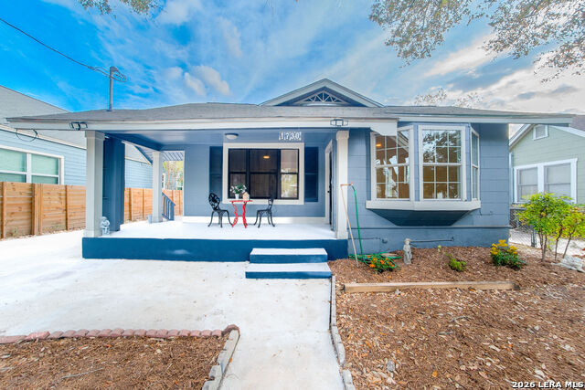 1730 W Mistletoe Ave Property Photo 2