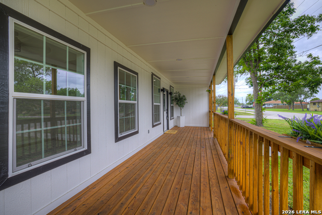 312 N Lavernia Property Photo 5