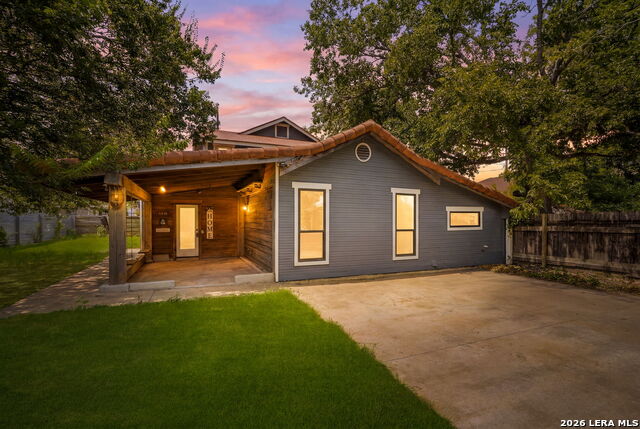 606 E AUSTIN ST Property Photo 1