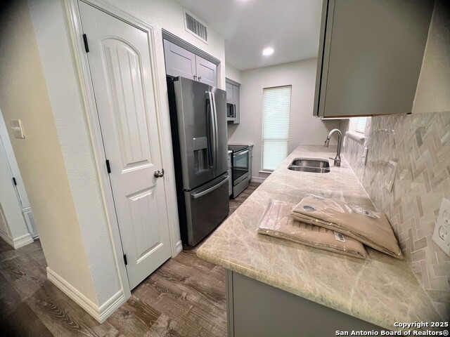 1033 Parkview Dr Property Photo 16