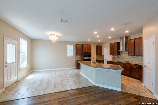 5526 Castle Brook Dr Property Photo 7