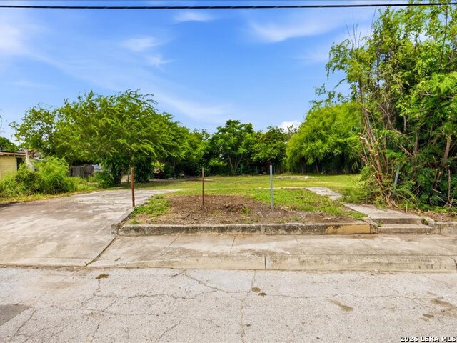1203 S Comal Property Photo 2