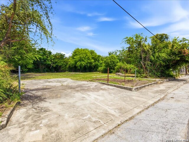 1203 S Comal Property Photo 3