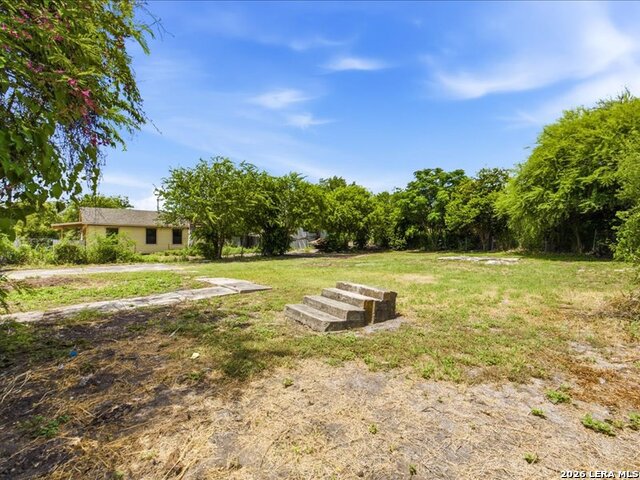 1203 S Comal Property Photo 5