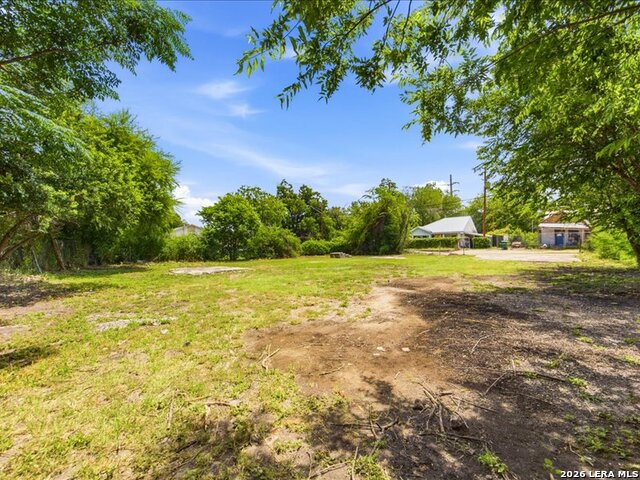 1203 S Comal Property Photo 6