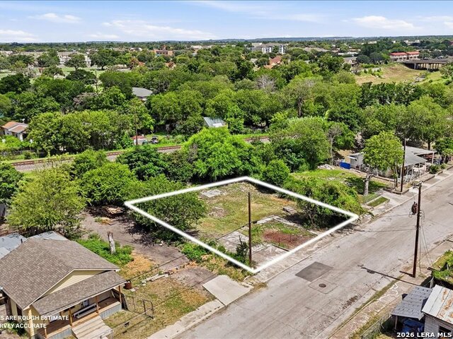 1203 S Comal Property Photo 14