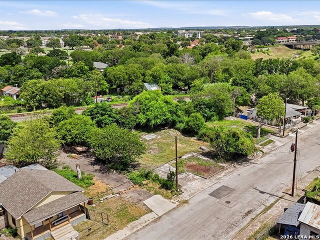 1203 S Comal Property Photo 15