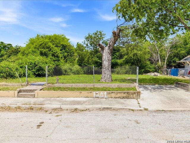 1201 S Comal Property Photo 2