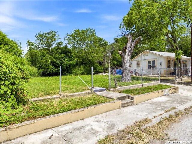 1201 S Comal Property Photo 3