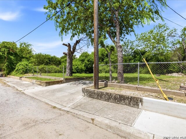 1201 S Comal Property Photo 4